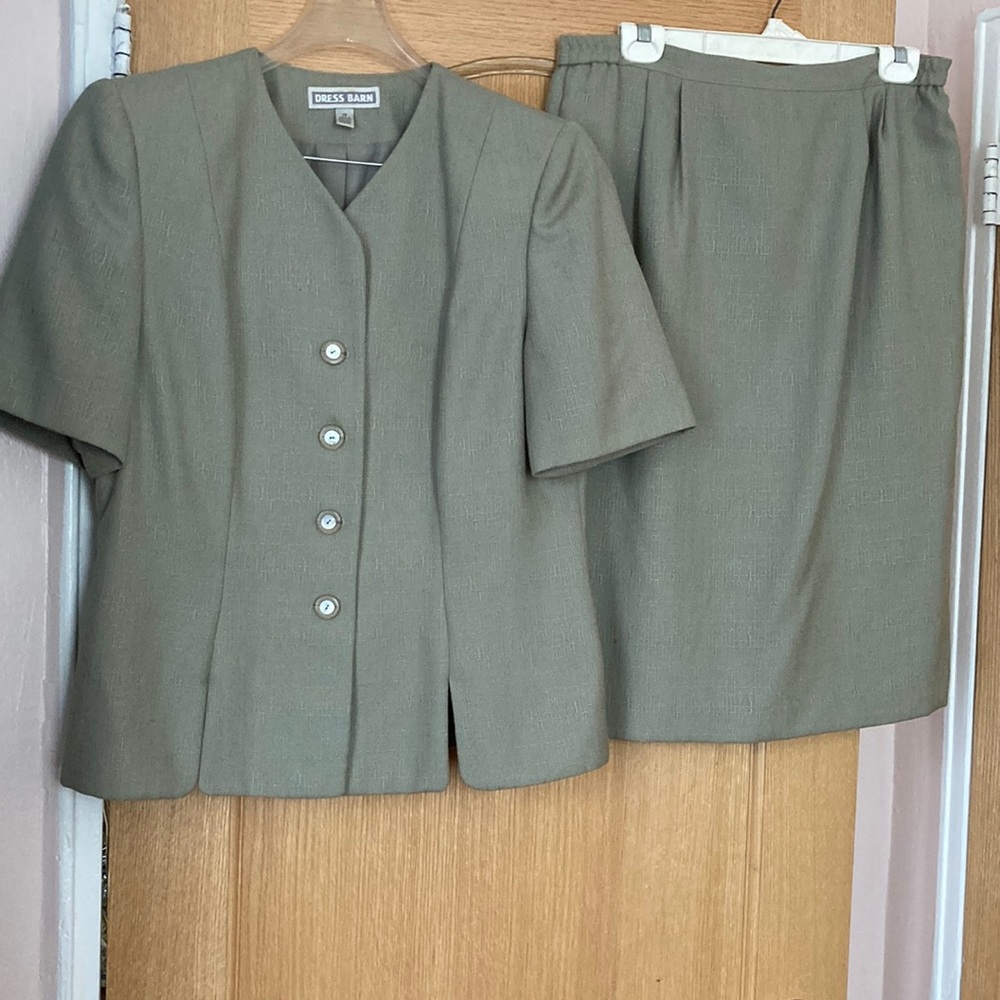 Dress barn women suit. Size 14.Lined.Polyester/Rayon.